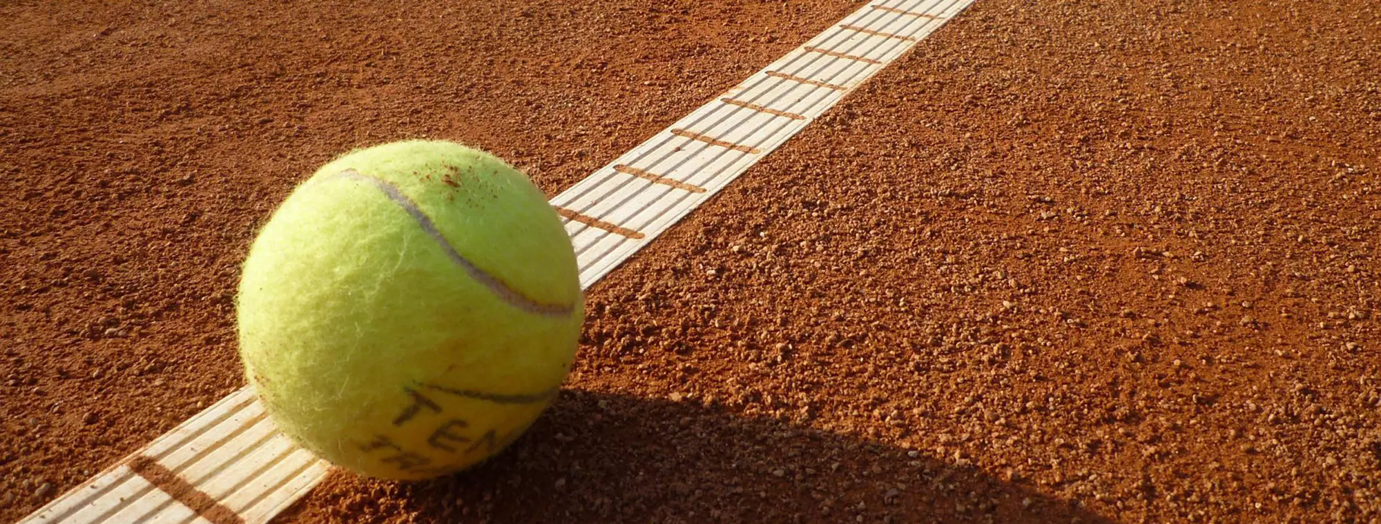 [Translate to English:] Tennis, Platz, Sandplatz, Sport, Akitvurlaub, Kindern, Familie, Spielen, Reischach, Bruneck, Hotel, Royal, Tennispaltz, südtirol, Pustertal