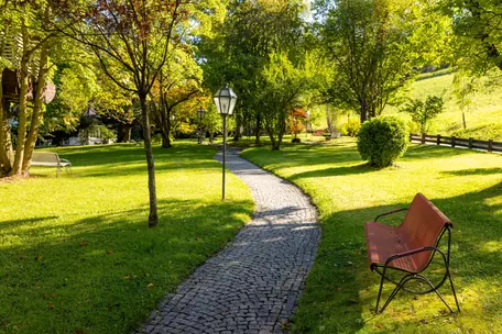 Gepflasterter Gehweg in der Gartenanlage des Hotel Royal Hinterhuber