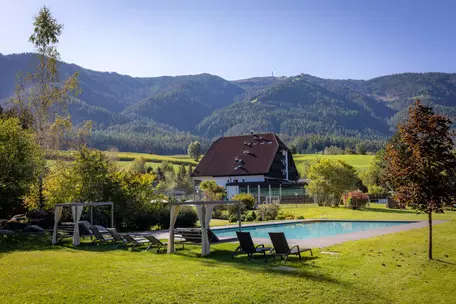 Aussenpool im Garten des Hotel Royal Hinterhuber