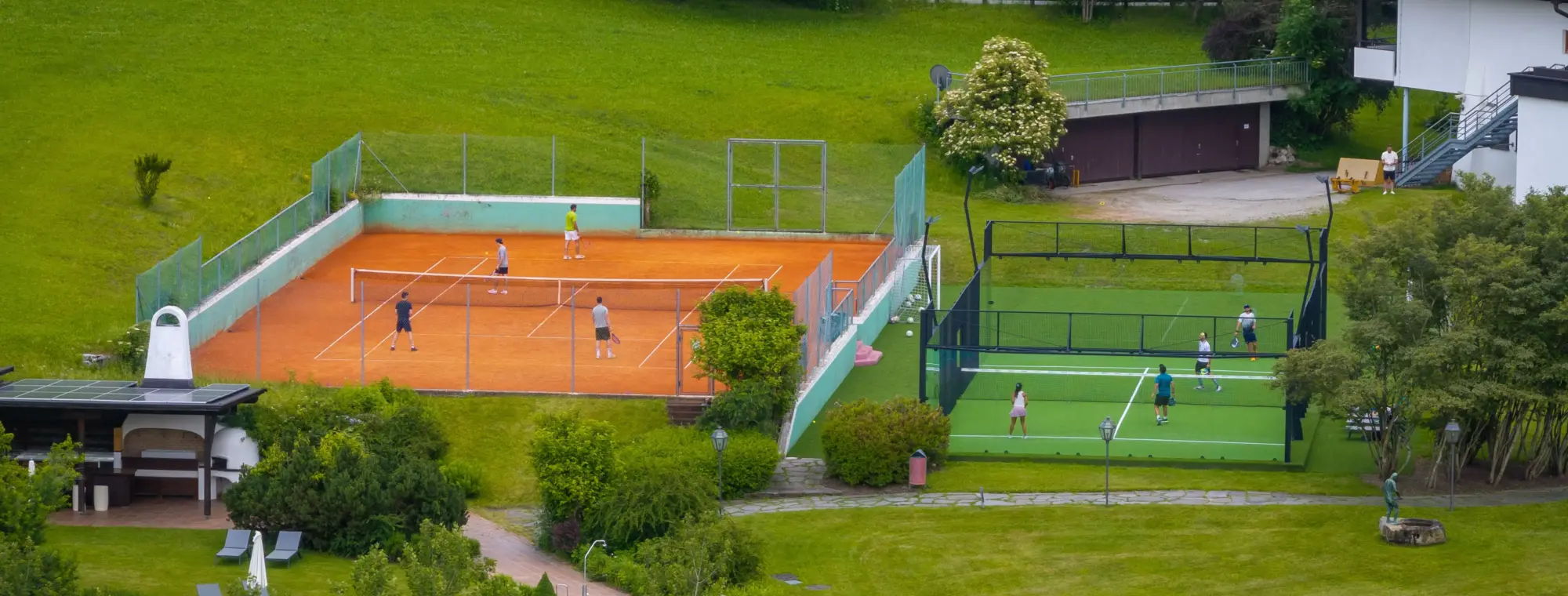 Luftaufnahme Padel- und Tennisplatz vor dem Hotel Royal Hinterhuber
