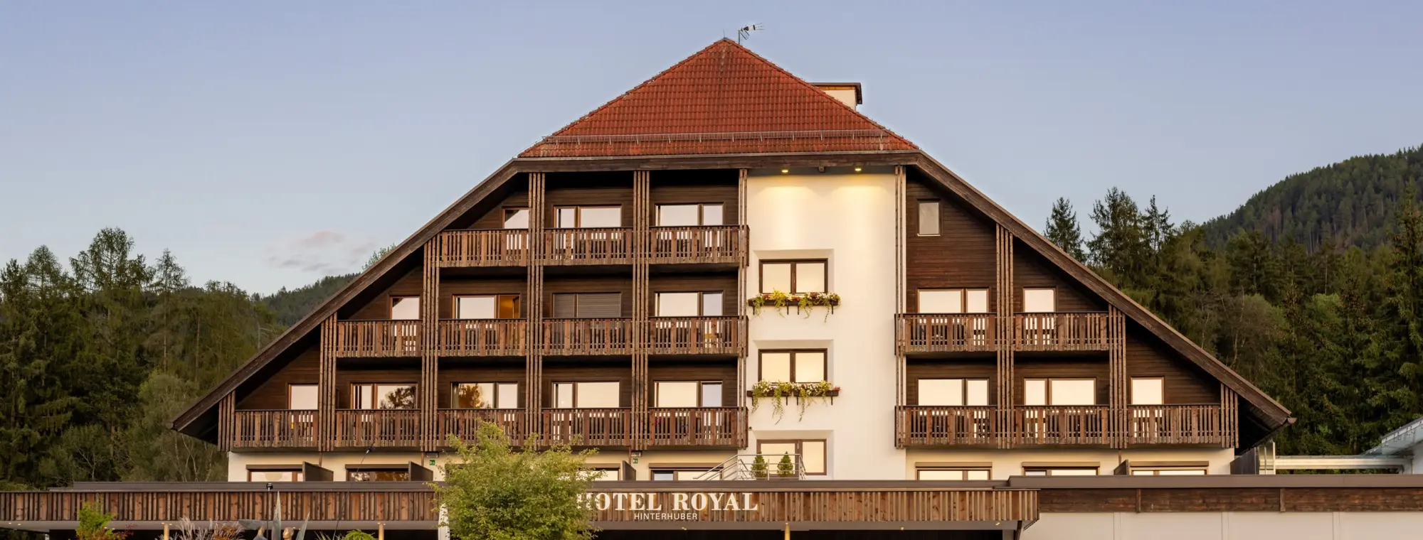 Außenansicht Hotel Royal Hinterhuber bei Abendstimmung
