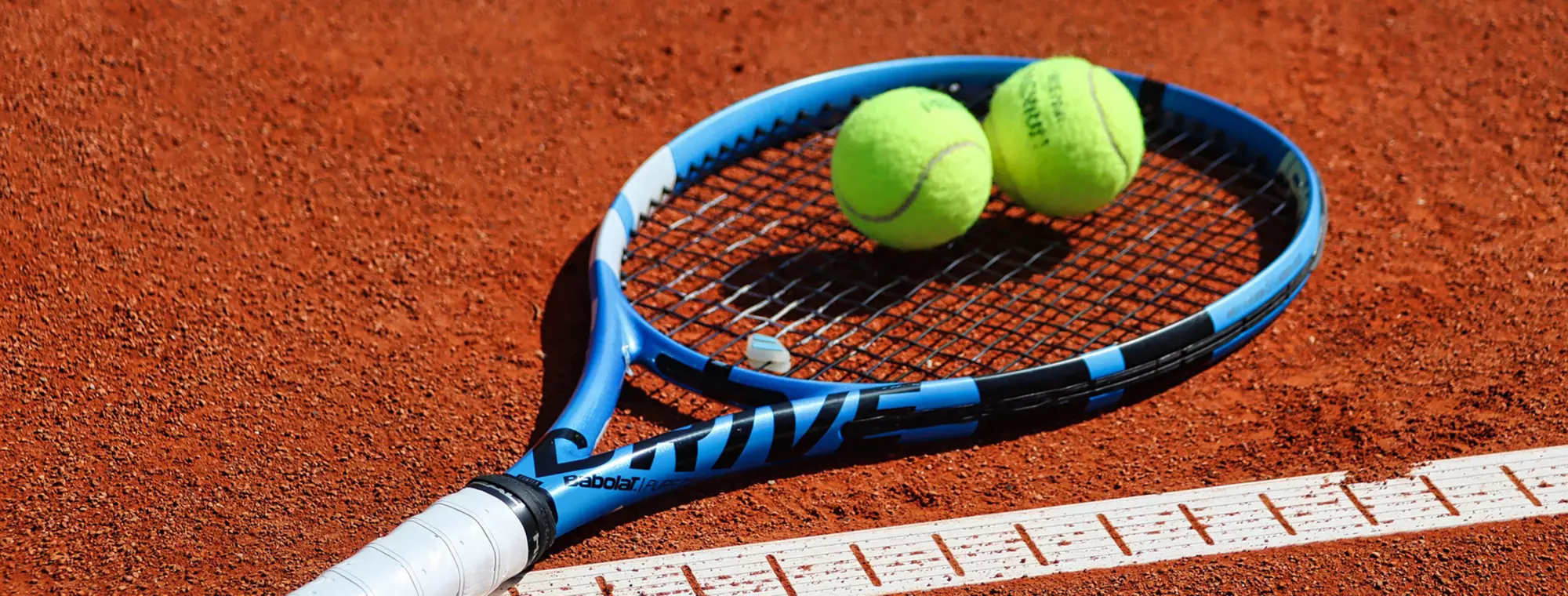 [Translate to English:] Tennis, Platz, Sandplatz, Sport, Akitvurlaub, Kindern, Familie, Spielen, Reischach, Bruneck, Hotel, Royal, Tennispaltz, südtirol, Pustertal